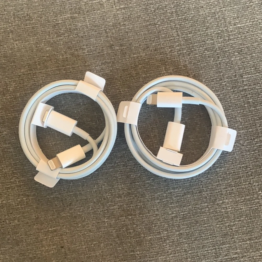2 Apple USB-C to lightning cables (1m)